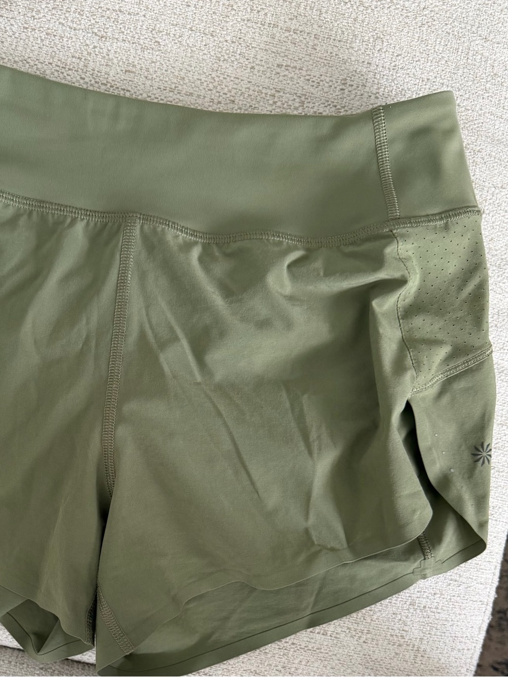 ATHLETA Run With It 2.5 shorts
